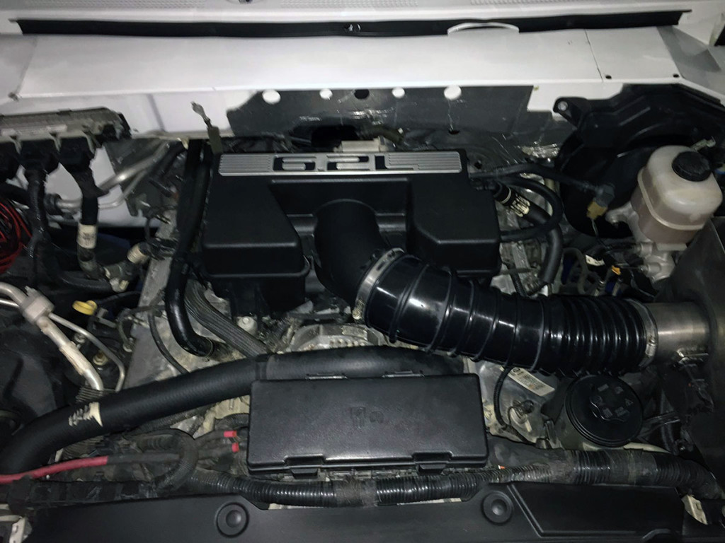 6.2 L V8 from a Ford Raptor inside a 1993 Ford Bronco engine bay