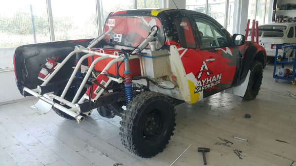 Mitsubishi L200 race truck with a RB26DET inline-six