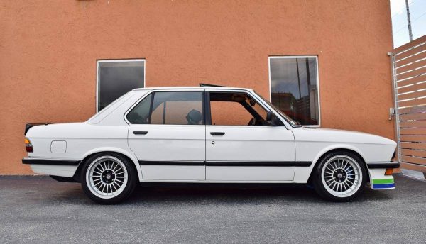 1988 BMW 535i with a M30B35 Inline-Six